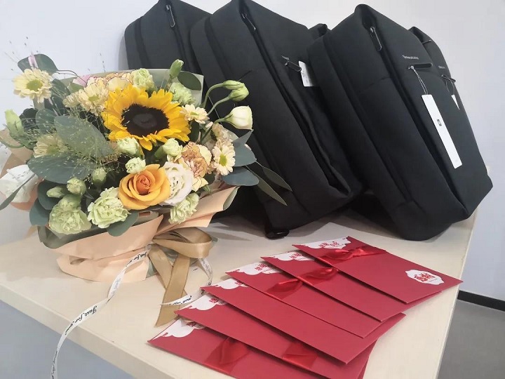 Peach and plum blossoming in the garden, grateful dream builder Peach and plum blossoming in the garden, grateful dream builder